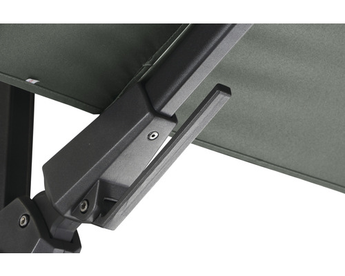 Detailaufnahme eines Sonnenschirms mit schwarzem Gestell