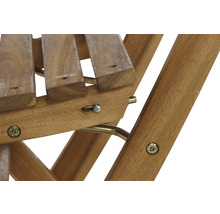 Detailansicht eines Holzstuhls mit Schrauben und Bolzen