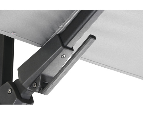 Detailaufnahme eines Sonnenschirms mit Metallgestell