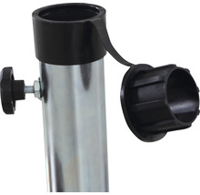 Detailansicht eines Sonnenschirmständers mit Feststellschraube