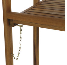 Detailansicht eines Holzregals mit Kette