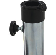 Detailaufnahme eines Metallpfostens mit Feststellschraube und Kunststoffaufsatz