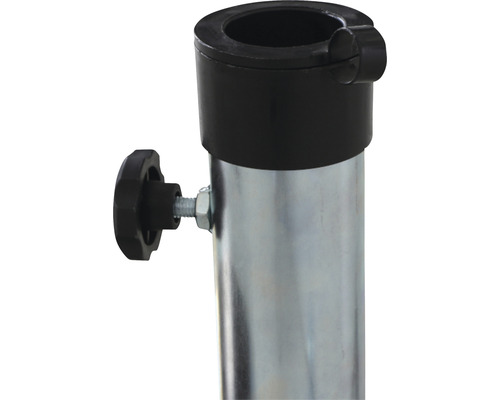 Detailaufnahme eines Metallpfostens mit Feststellschraube und Kunststoffaufsatz