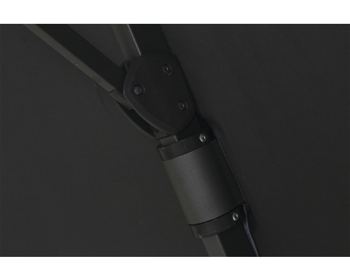 Detailansicht eines Sonnenschirms mit Strebenbefestigung