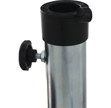 Detailansicht einer Metallstange mit schwarzer Kunststoffhalterung und Stellschraube