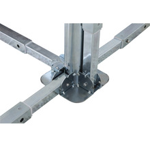 Detailansicht der Bodenbefestigung eines Pavillons.