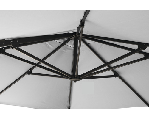 Detailansicht eines geöffneten Sonnenschirms mit Metallgestell und hellem Bezug
