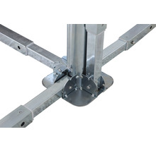 Detailansicht eines Metallpavillons mit Standfuß