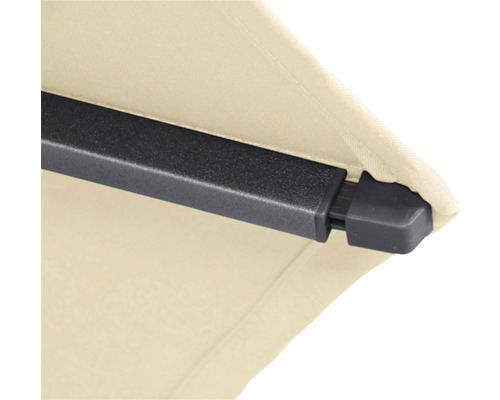 Detailansicht einer Gelenkarmmarkise mit schwarzem Gestell und Markisenstoff