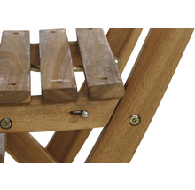 Detailansicht eines Holzstuhls mit Schrauben