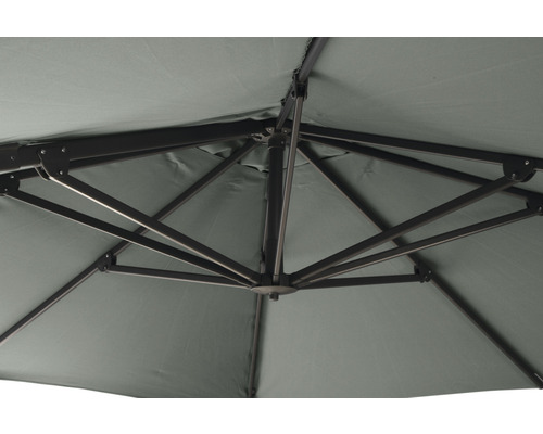 Unteransicht eines geöffneten Gartenschirms mit Metallgestell