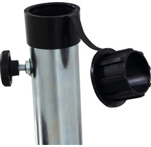 Detailansicht eines Sonnenschirmständers aus Metall mit Feststellschraube und Verschlusskappe