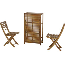 Gartenszene mit zwei Klappstühlen und einem Gartenschrank aus Holz