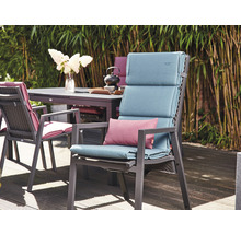 Gartenmöbel-Szene mit Stühlen, Tisch und Kissen auf einer Terrasse