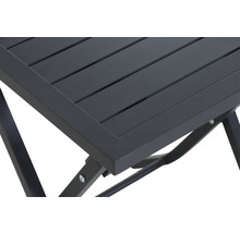 Detailansicht eines Gartentisches aus Metall