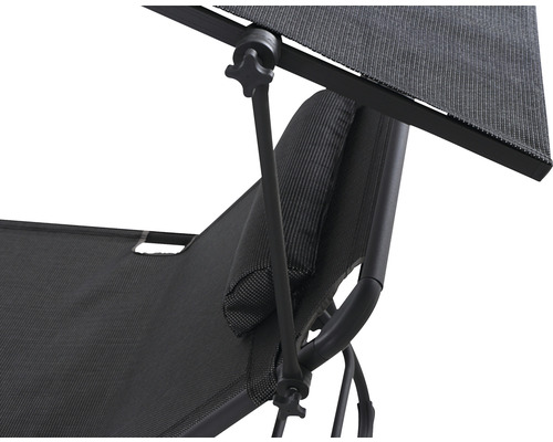 Detailansicht einer Sonnenliege mit Sonnendach und Kopfkissen