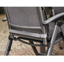 Detailansicht eines Gartenstuhls mit Textilbespannung und Metallrahmen.