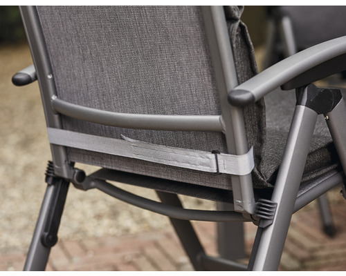 Detailansicht eines Gartenstuhls mit Textilbespannung und Metallrahmen.
