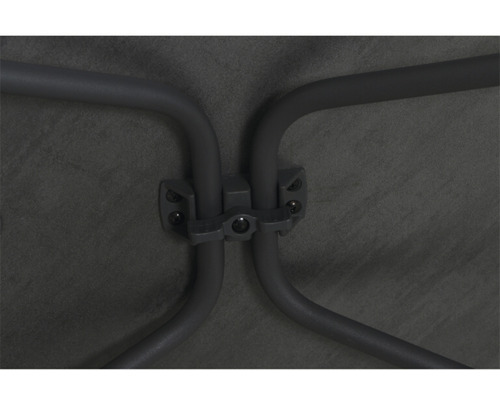 Detailaufnahme eines Verbindungsstücks zwischen zwei Metallrohren.