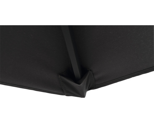 Detailansicht eines Sonnenschirms mit Stoffbespannung und Metallstange