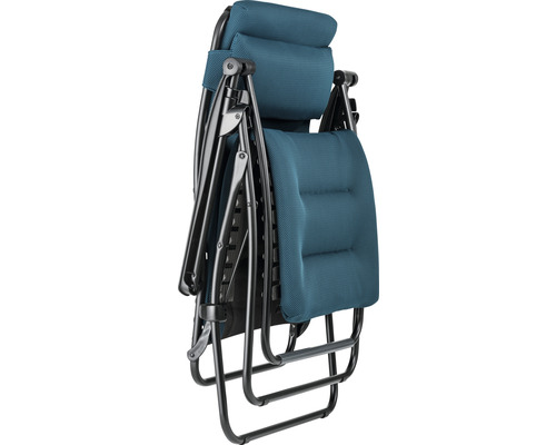 Zusammengeklappter Relaxsessel mit gepolsterter Sitzfläche und Kopfstütze.