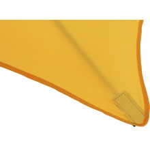 Detailansicht eines Sonnenschirms mit Stoffbespannung und Befestigungslasche