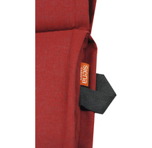 Detailaufnahme von einem roten Gartenstuhlauflagen-Kissen mit Siena Garden Logo.