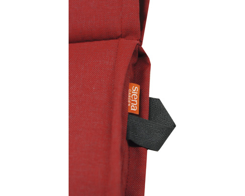 Detailaufnahme von einem roten Gartenstuhlauflagen-Kissen mit Siena Garden Logo.