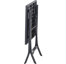 Zusammengeklappter Gartentisch aus Metall