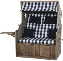 Strandkorb mit blau-weiß kariertem Muster, Holzelementen und Seitentisch