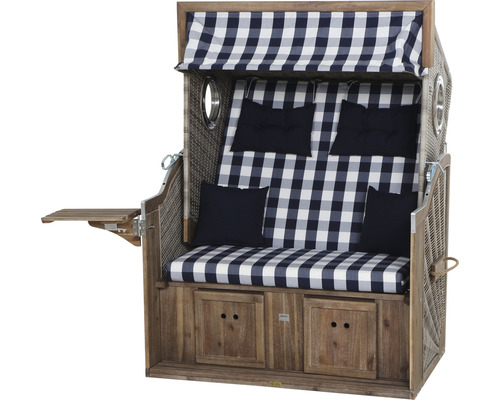 Strandkorb mit blau-weiß kariertem Muster, Holzelementen und Seitentisch