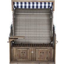 Strandkorb aus Holz mit blau-weiß kariertem Stoff