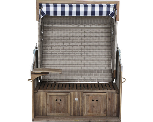 Strandkorb aus Holz mit blau-weiß kariertem Stoff