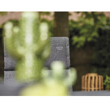 Gartenszene mit einem Stuhlkissen und dem Siena Garden Logo