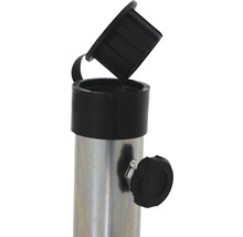 Detailansicht eines Gerüstrohrs mit Verschlusskappe