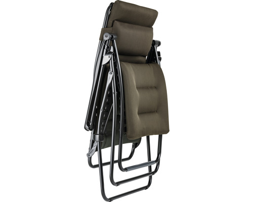 Zusammengeklappter Relaxsessel mit Metallgestell und gepolsterter Auflage