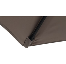 Detailaufnahme eines Sonnenschirms mit Mast und Stoffbespannung.