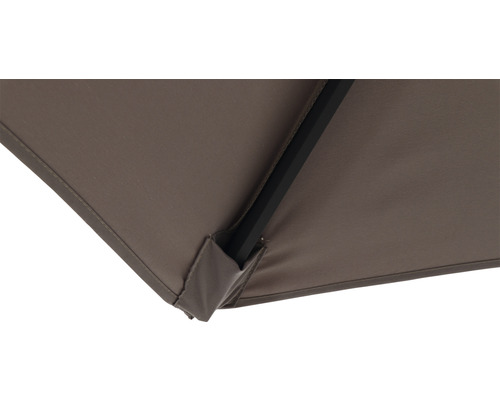 Detailaufnahme eines Sonnenschirms mit Mast und Stoffbespannung.