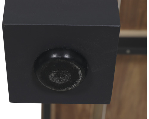 Detailansicht eines Möbelbeins mit Bodenschoner