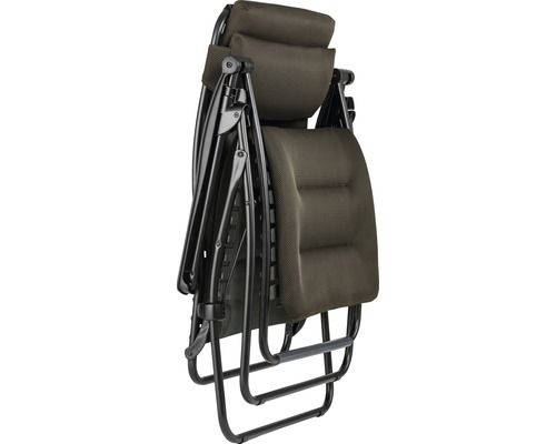 Zusammengeklappter Relaxsessel mit Stahlgestell und Textilbezug