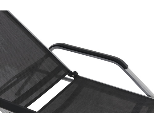 Detailansicht einer Gartenliege mit Textilbespannung und Armlehne