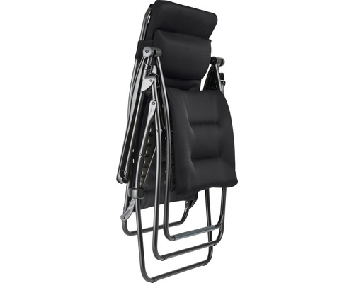 Zusammengeklappter Relaxsessel mit Metallrahmen und Textilbezug