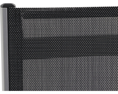 Detailansicht eines Sichtschutzzauns mit Metallrahmen und Textilbespannung