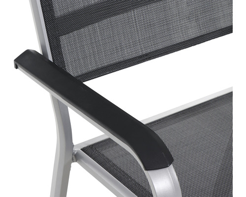 Detailansicht eines Gartenstuhls mit Armlehne