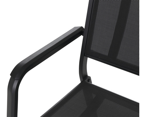 Detailansicht eines Gartenstuhls mit Armlehne und Netzgewebe.