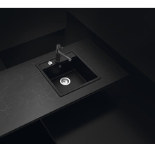 Schwarzes Spülbecken mit Wasserhahn auf einer Arbeitsplatte