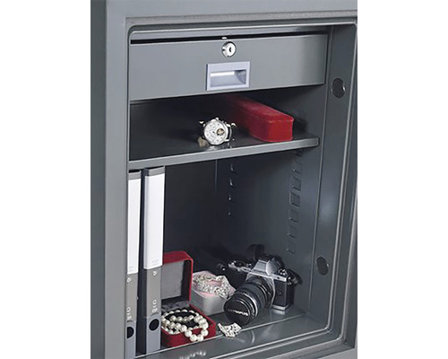 Offener Wertschutzschrank mit Wertsachen im Inneren