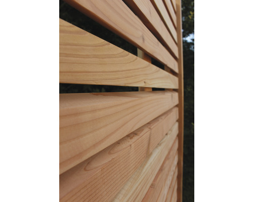 Nahaufnahme eines Sichtschutzzauns aus Holz mit horizontalen Lamellen