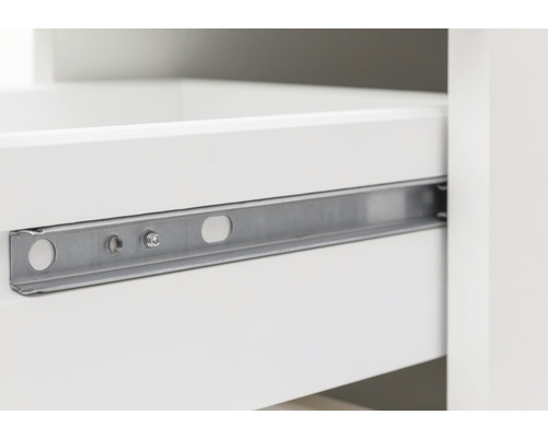 Detailaufnahme eines Schubladenauszugs aus Metall an einer weißen Schublade