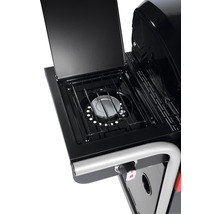 Detailansicht eines Gasgrills mit Seitenbrenner und geöffnetem Deckel